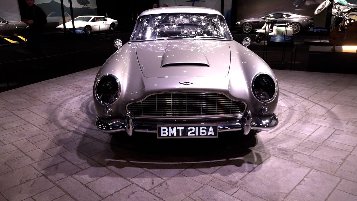 Jezdit jako James Bond. Výstava v Praze mapuje šedesátiletou historii legendárního agenta 007